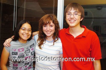 16092007
Dalma, Tania y Jorge Gajón.