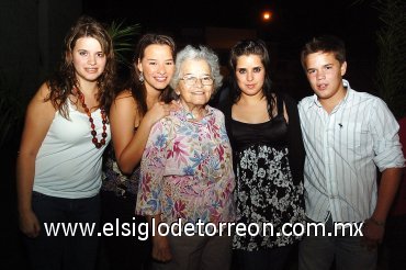 16092007
Doña Bertha con sus nietos Ana Gaby, Mariana, Jéssica y Raúl.