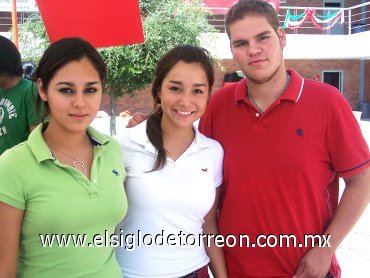 16092007
Salma Ayoub, Paulina Macías y Sebastián Larrinaga.