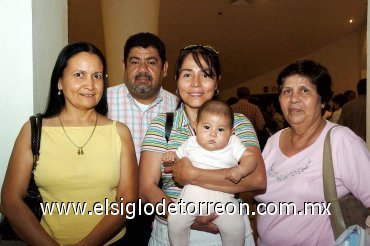 16092007
Teresa Carlos, Alejandra Castillo, Aymé y José Luis Anzúrez y Fabiana Rodríguez.