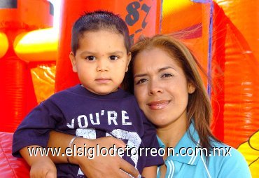 16092007
Jesús Isaías Aguilar Flores al lado de su mamá, Genoveva Flores Saldaña, quien lo festejó por su segundo cumpleaños.