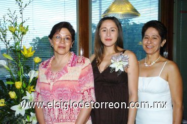 16092007
Karina Martínez García junto a Lina García y Lourdes Caldera, anfitrionas de su fiesta de regalos.