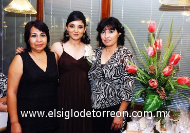 16092007
La festejada acompañada de su suegra, María Mayela Robledo de Álvarez y su mamá, María del Rosario Barbalena de López.
