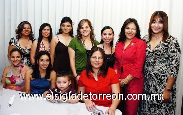 16092007
Mónica López Barbalena disfrutó de una amena tarde, en compañía de familiares y amigas.