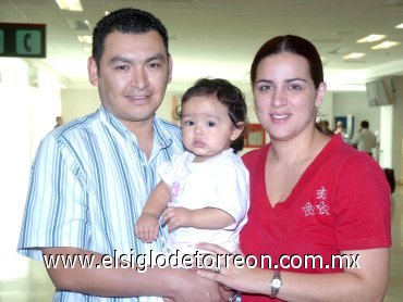 18092007
Raúl Flores viajó a Francia y lo despiden Patricia de Flores y la pequeña Daniela.