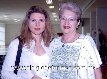 18092007
Cristina Bernal viajó a México y la despidió Blanca Bernal.