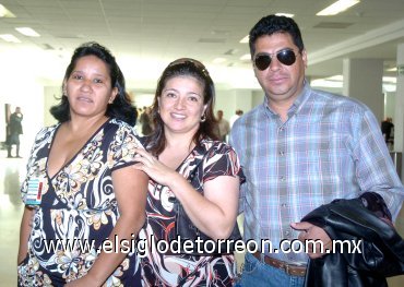 17092007
Ana Lilia Contreras y Leticia Rivas viajaron a Guadalajara.