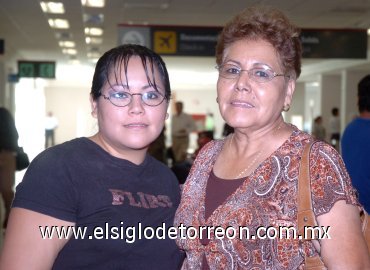 17092007
Delia Maldonado viajó a Los Ángeles, la despidió Pamela Maldonado.