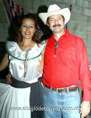 18092007_m_María del Carmen Quezada de González y Alberto González Montemayor, en una fiesta mexicana.