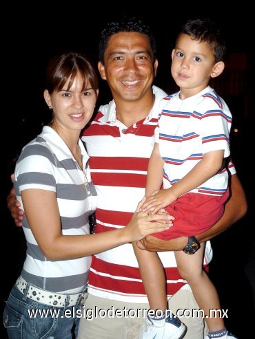 18092007
Salvador Mariscal, Lorena Murra de Mariscal y Salvador Mariscal Murra.