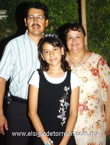 17092007
Gracia con sus papás, José Ángel Aguilar Torres y Gracia María Ortegón de Aguilar.