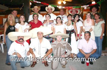 17092007
Rosy de García acompañada de sus amigos, en su fiesta mexicana de cumpleaños.