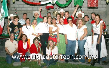 18092007
Ex alumnos de la Preparatoria 18 de Marzo se juntaron para celebrar la Independencia de México
