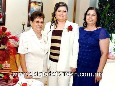 18092007
Alejandra de la Torre acompañada por las anfitrionas de su despedida de soltera las señoras Elva Leticia Dávalos Castro e Imelda de la Torre de De la Torre.