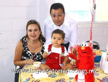 20092007
Marco Antonio Arroyo y Carmen María de Arroyo festejaron el primer cumpleaños de su hijito Marco Antonio, con una divertida piñata.