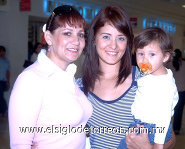 17092007
Frida Tapia y la pequeña Sofía viajaron al DF, las despidió Lucy García.