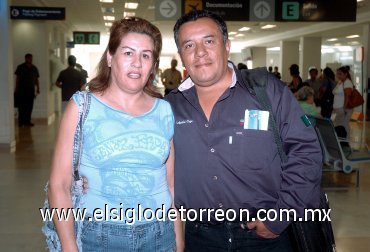 19092007
David Aguilar viajó a Villahermosa, lo despidió Esela de Aguilar