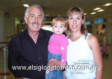 19092007
Isabella y Lupita Enríquez viajaron a Tijuana, las despidió Javier Enríquez.