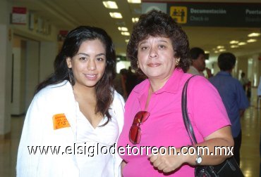 19092007
Valeria Bustos viajó a Tijuana, la despidió Beatriz Bustos.