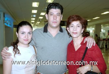 21092007
Habeb Hadad Facusseh viajó a Ciudad del Carmen, lo despidieron Nohemí Fahur y Carmen Facusseh.