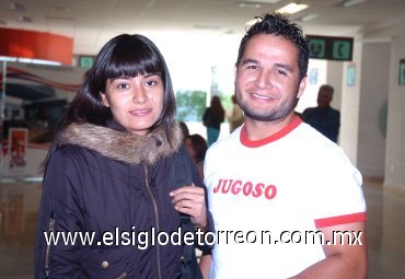 22092007
Ana Arciniaga llegó de la Ciudad de México, la recibió Jorge Rodríguez.