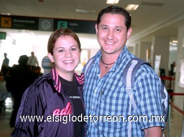 22092007
De Brasil llegó Ernesto Galindo, lo recibió Dely Gallegos.