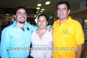 22092007
Jesús de la Torre viajó al DF, lo despidieron José Guadalupe y Verónica de la Torre.