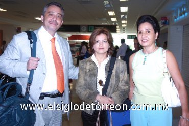 22092007
Silvia Moguel y Raúl Macedo llegaron del DF, los recibió María del Carmen Porras.
