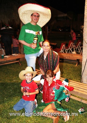 19092007
Alberto Cansino, Leticia González, Brenda y Alberto.
