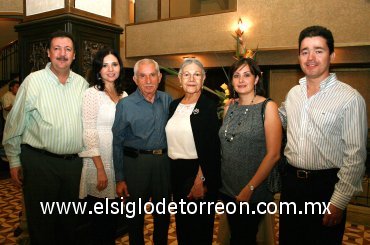 19092007
Constantino Papadópulos, Marisol de Papadópulos, Arnulfo Corona, Lupita de Corona, Claudia de Corona e Ignacio Corona.
