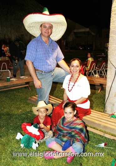 19092007
Fidencio Vázquez, Selene Martínez, Selenia y Andrés.