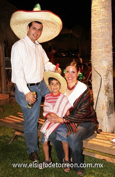 19092007
Jorge y Eduardo QWuintana y Olinka Lara.
