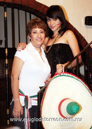 20092007
Martha Rojo y su hija Nayeli Ibarra se reunieron con amigas para dar el “Grito”.