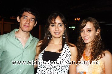 23092007
Alejandro, Cecy y Lore.