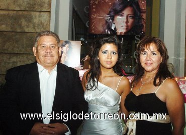 23092007
Ana Sofía Reséndez Briones acompañada de sus padres, Víctor Reséndez Ramírez y Lupita Briones de Reséndez.