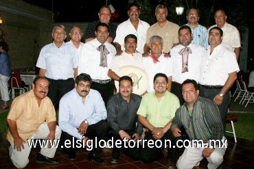 19092007
Don Porfirio acompañado de Raúl, Rubén, Rubén Reyes, Beto, Juan Carlos, Juan, Óscar, Luis Mota Jr., Arturo, Luis, Sergio, Armando, Gerardo, Rafael, Roberto y Cipriano