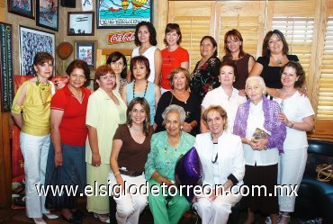19092007
Socorro Martínez de Meredith fue festejada por su hija Liz Meredith de Carmona y por las catequistas de San Pedro Apóstol, por su cumpleaños.