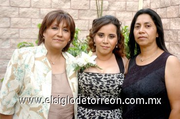 20092007
Denise Hinojosa Medrano junto a su mamá y su suegra, anfitrionas de su despedida.