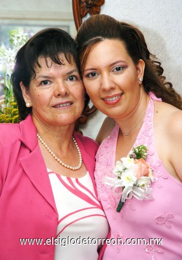23092007
Claudia Angélica Moreno Rodríguez junto a su mamá, Martha Rodríguez de Moreno, quien le ofreció una fiesta pre nupcial.