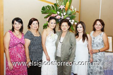 23092007
La festejada acompañada por Huguette de Muñoz, Martha Leticia de Alba de Téllez, María Teresa González de Mijares, Karla Mijares González y Raquel Mijares González.