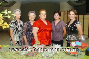 23092007
Marcela acompañada de Cecilia Yáñez, Mónica Betancourt, María del Rosario Álvarez de Yáñez y Bertha Álvarez de Betancourt.