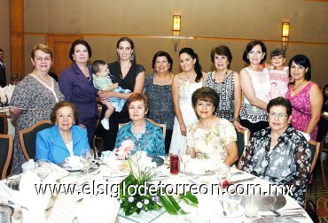 23092007
Tere acompañada por amigas y algunas de las intergrantes de la familia De Alba.
