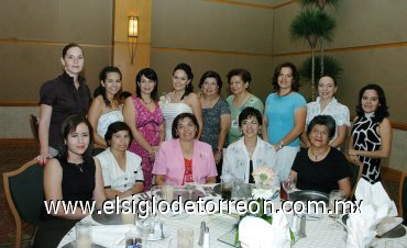 23092007
Tere Mijares, acompañada de algunas integrantes de la familia Téllez.