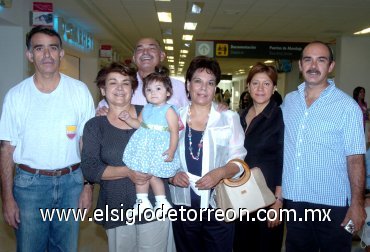 24092007
Gloria y Dolores Rodríguez viajaron a Tijuana, las despidieron Víctor, Claudio, José, Malena y María Fernanda.