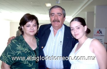 24092007
Rafael Álvarez viajó a Tijuana, lo despidieron Lourdes y Luly Álvarez.