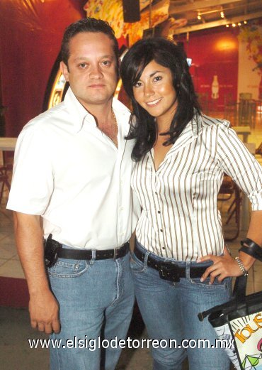 25092007
Carlos Galván y Cindy Arellano.
