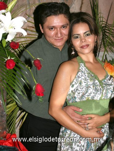 25092007
Miguel Hernández Luna y Roberta Érika Gutiérrez Muñoz disfrutaron de una despedida bíblica, con motivo de su  próxima boda.