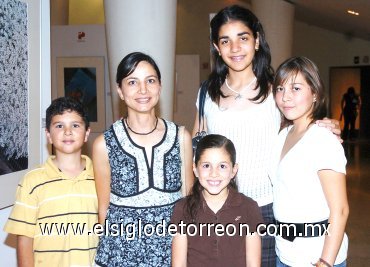 24092007
Arturo Aranda, María Eugenia Aranda, Maru Aranda, Jackie Kort y Bárbara Lee.