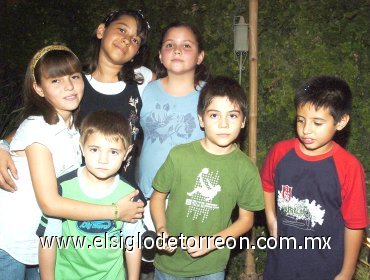 24092007
Gracia con sus amigos Andrea y Carlos Román, Óscar Jiménez, Jorge Jiménez y Regina Wong.