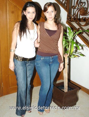 24092007
Jimena Limón de Chibli, presidenta del Club Agave Azul, acompañada de Macarena Limón Regalado.